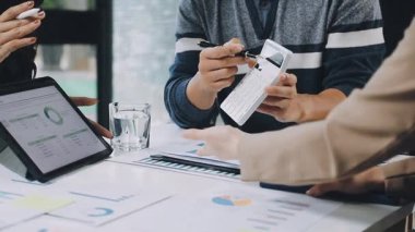 Ofiste bir tablet bilgisayarla iş ekibi toplantısı.