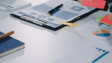 İş adamları ofiste toplanıyor.