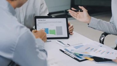 Modern ofiste tablet üzerinde çalışan işadamları, iş toplantıları