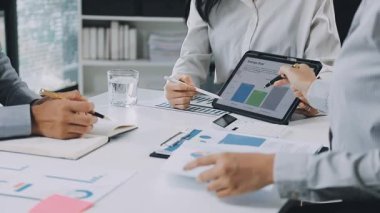 İş ekibi ofiste mali verileri tartışıyor. takım çalışması