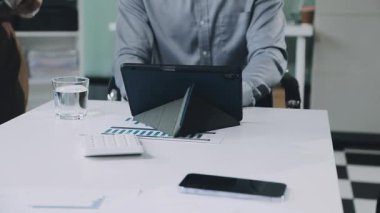 Dijital tablet kullanan işadamı