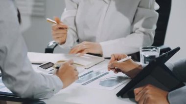 Finansal planlar ve grafikleri tartışan bir grup genç