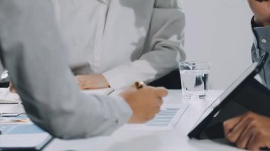 Kapat. Modern ofiste çalışan bir iş adamı. iş kavramı