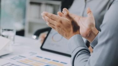 İşadamları ofiste dizüstü bilgisayarı tartışıyor ve kullanıyorlar