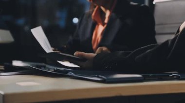 işadamı dijital tablet ile çalışma