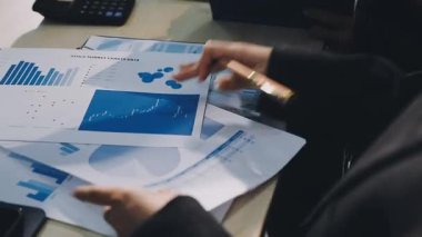 Dizüstü bilgisayarda çalışan iş adamı