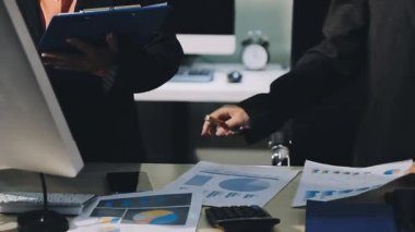 Ofiste çalışan iş adamları