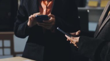 Ofiste Smartphone kullanan İşadamı