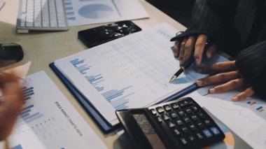 tartışmak ve birlikte ofiste çalışan iş adamları