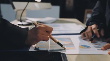 Modern ofiste masa başında çalışan genç bir iş adamı.