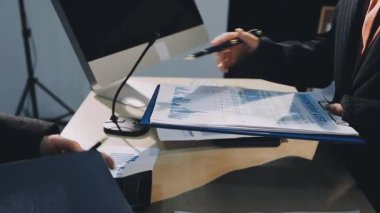 Ofisteki mali raporla birlikte dizüstü bilgisayarda çalışan işadamı, iş konsepti