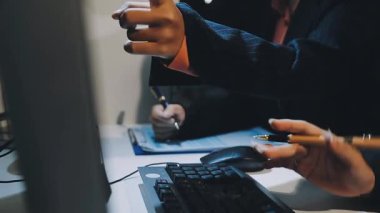 Ofiste bilgisayarla çalışan bir işadamı