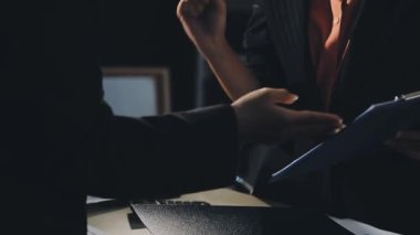 İş adamları ofiste el sıkışıyor..