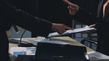 Kapat. İş ekibi projeyi tartışıyor. kopyalama alanı olan fotoğraf