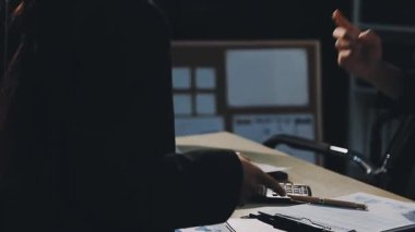 yakın plan - iş ekibinin ofiste birlikte çalışması