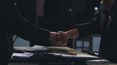 İş kadını işte el sıkışıyor.