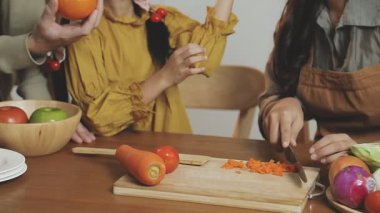 Asyalı kadınlar mutfakta birlikte yemek yerler, mutlu ve mutlu.