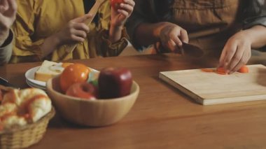 kadın mutfakta salatası yapmak