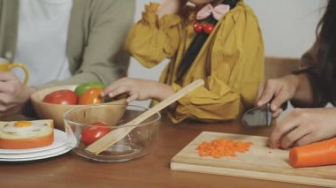 Genç Asyalı kadınlar salata yapıyor.