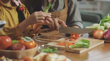 Asyalı kadınlar yemek mutfakta salata