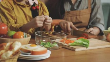 Masada salata yapan kadın.