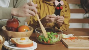 Mutfakta yemek pişiren kadınların ellerini kapat..