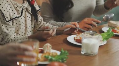 Genç kız kahvaltını kafede yapıyor.