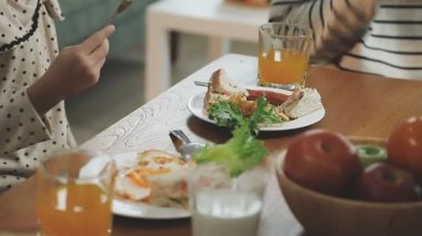 Kadın arkadaşıyla öğle yemeği yiyor.