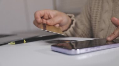 Cep telefonu kullanan kredi kartı olan kadın