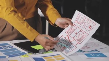 Tabletle çalışan genç bir kadın.