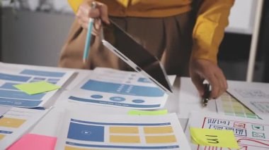 Kadın tasarımcı elinde yapışkan bir notla