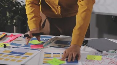 Modern Ofiste Dizüstü bilgisayarda Çalışan Kadın