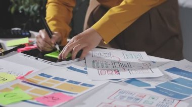 Ofisinde tableti olan bir kadın.