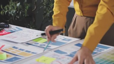 Projede çalışan genç bayan mimar