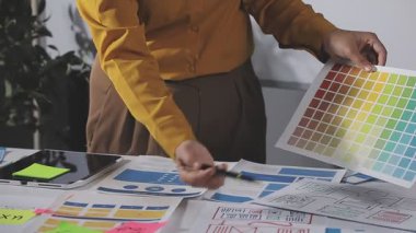 Grafik tableti ile çalışan tasarımcı