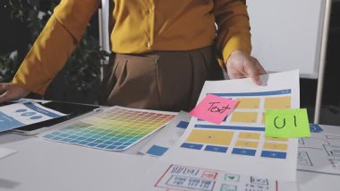 kadın tasarımcı tablet üzerinde çalışıyor ve yeni proje üzerinde tartışıyorlar