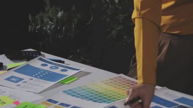 Bir proje üzerinde çalışan kadın