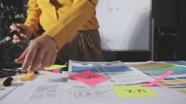 Kadın ev ofisinde grafik tasarımcısıyla çalışıyor.