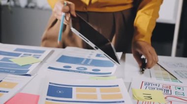 İş kadını elinde kalemle ofisteki masadaki bir kağıda yazı yazıyor. iş kavramı.