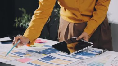 Ofiste çalışan tasarımcı