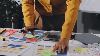 Genç bayan ofiste çalışıyor..