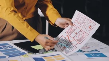 Tablet üzerinde çalışan takım elbiseli genç iş kadını.