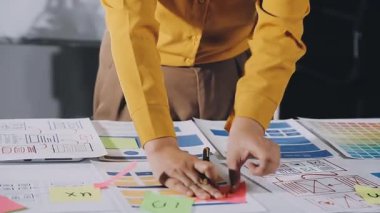 Ofiste çalışan kadın tasarımcı