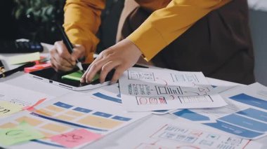 Tasarımcı ofiste dijital tablet üzerinde çalışıyor. Kopyalama alanı ile görüntüyü kapat