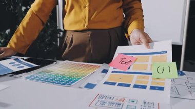 Dijital tabletle çalışan genç iş kadını tasarımcısı