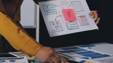 Tasarımcı ofiste yeni bir projeyle çalışıyor