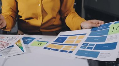 Ofiste elinde tabletle çalışan iş kadını.