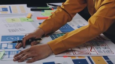 Modern bir ofiste tabletle çalışan bir iş kadını.