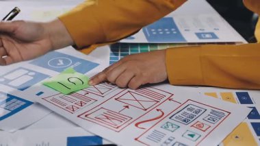 yaratıcı grafik tasarımcısı grafikler çiziyor