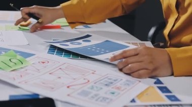 Hesap makinesiyle çalışan bir kadını kapat.